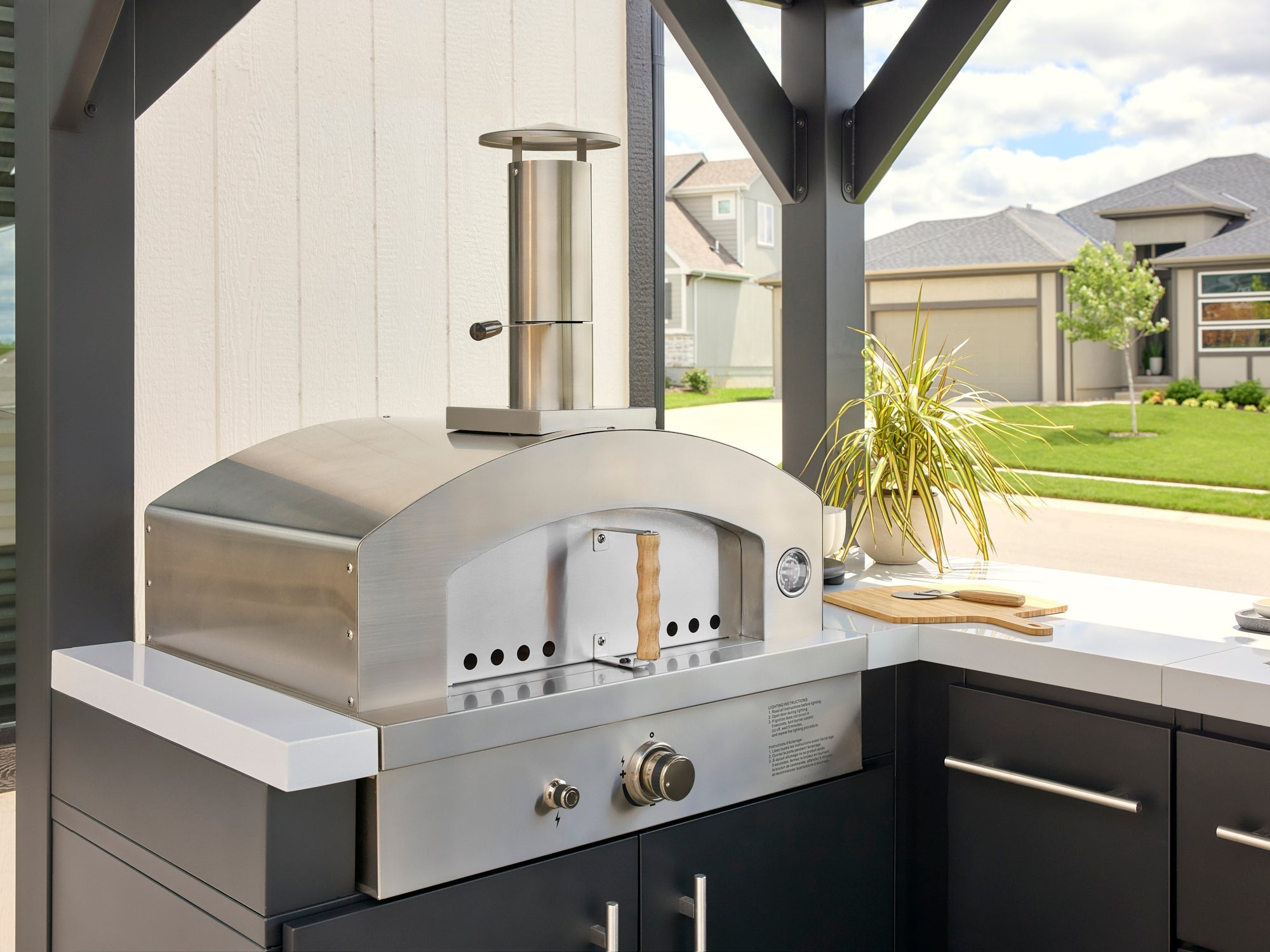 Lancaster L-Shape outdoor kitchen detail view